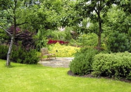 OGROD EWY I MACIEJA GAJEWSKICH FOT. LESZEK JAMPOLSKI PUBLIKACJA LADNY DOM NR 12 (74) - 12.2004 SLOWA KLUCZOWE: OGRODY