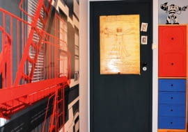 METAMORFOZY POKOJU DZIECKA. Na drzwiach pomalowanych farbą magnetyczną Maciek może wieszać, co tylko zechce, i w dodatku rysować do woli, bez obawy o ich zniszczenie. Na bocznej ścianie pojawiła się fototapeta iluzjonistyczna, która nie tylko zdobi wnętrze, ale również optycznie je poszerza.