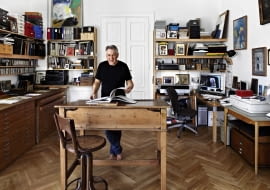 03.08.2015 Warszawa . Andrzej Dudzinski , malarz , grafik , jego mieszkanie i pracownia , sesja dla : Dom i Wnetrze , stylizacja Katarzyna Mackiewicz .Fot. Michal Mutor