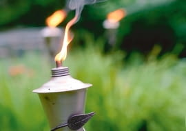 Metody 'dymne': świece, spirale itp. pomagają odstraszyć komary. Pochodnie w formie latarenek będą miłym akcentem na wieczornym przyjęciu.