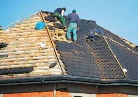 Dachówki ceramiczne i cementowe układa się na rusztowaniu z kontrłat i łat (ołatowaniu).