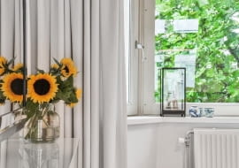 Roleta rzymska czy zasłony? Co wybrać do nowoczesnego salonu?