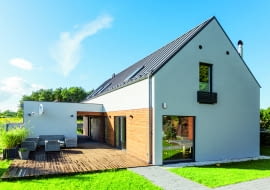 W Polsce na temat  domów  prefabrykowanych  wciąż krąży wiele  stereotypów.  To sprawia, że  inwestorzy nadal  nieufnie podchodzą  do tej alternatywnej  technologii budowy.