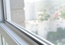 Moskitiery plisowane — niezbędny element w letnim wyposażeniu domu