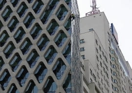 Lokalizacja wieży niestety potęguje wizualny chaos, choć nie można odmówić spektakularności widoku zurbanizowanej tkanki miejskiej.