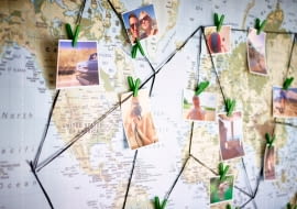 Zdjęcia na ścianie: jak powiesić i w co oprawić zdjęcia?