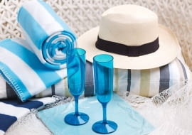 08.04.2010 WARSZAWA , WNETRZA , SESJA DLA : CZTERY KATY ( KOLOR I WZOR - TEMAT WAKACJE - MORZE ) , DEKORACJE , INSPIRACJE MORZEM : KIELISZKI , KOC W PASKI , KAPELUSZ