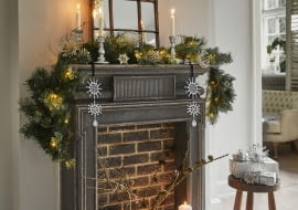 Luganville – ręcznie wykonany zestaw z kamionki. Zawiera cztery duże talerze, cztery małe talerze i cztery miski. 589 zł, loberon.pl