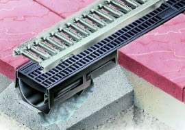 Korytko odwodnienia klasy A może mieć ruszt stalowy lub z tworzywa sztucznego