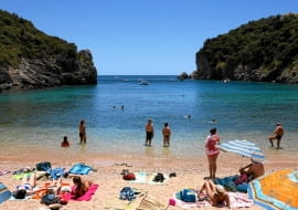 09.07.2014 Grecja , wyspa Korfu . Plaza w miejscowosci Paleokastritsa . Fot. Waldemar Gorlewski / Agencja Gazeta SLOWA KLUCZOWE: corfu opalanie - opalenizna wypoczynek wakacje turystyka skaly