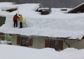 Jak prawidłowo odśnieżać dach?