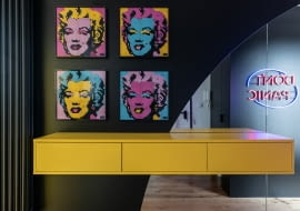 Moc kolorów i surrealizm - aranżacja 80-metrowego mieszkania