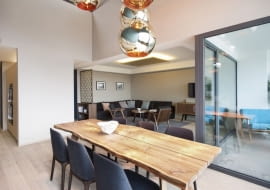 Jadalnia ze stołem wykonanym z surowego drewna z kolekcji DSF.