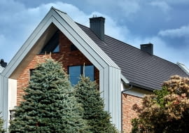 Murowane detale dachu: jak zabezpieczyć newralgiczne punkty konstrukcji?