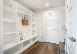 Mały przedpokój z szafą