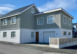 dom z szarą elewacją