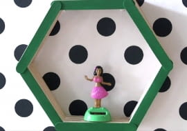 Półka z drewnianych patyczków