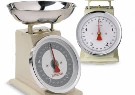 Jeśli wypatrzysz rzecz, która idealnie odpowiada twoim oczekiwaniom i gustowi, odwiedź jeszcze inne sklepy. Często bywa, że zakupy można zrobić znacznie taniej. <BR /><b>Wagi kuchenne</b> <BR />Z lewej: TRADITION, stal szlachetna, do 5 kg. Cena 199 zł, CzerwonaMaszyna.pl <BR />Z prawej: 576000, stal szlachetna, do 5 kg. Cena 89 zł agamartin.com