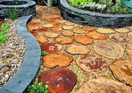 UWAGA ! DO JEDNORAZOWEJ PUBLIKACJIOGROD , DEKORACYJNA NAWIERZCHNIA - SCIEZKA Z PLASTROW PNIAFOT. LILIANNA SOKOLOWSKAPUBLIKACJA MAGNOLIA NR 2 (34) - 2 2015