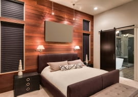 Dodatkowy pokój z własną łazienką, ulokowany na parterze i sąsiadujący z częścią dzienną - sprawia, że druga (wyższa) kondygnacja może zostać zagospodarowana z pewnym opóźnieniem (wykończona w II etapie) lub czasowo wyłączona z eksploatacji, ponieważ możba w miarę wygodnie mieszkać na jednym poziomie domu. Taki zapas można po jako zabezpieczenie emerytalne - z czasem codzienne, regularne korzystanie ze schodów... traci na atrakcyjności, a dorastające lub dorosłe dzieci docenią powiększenie dystansu między własnymi pokojami a 'rewirem rodzicielskim', tzn. chętnie obejmą w posiadanie cały górny poziom domu. Z kolei po opuszczeniu przez nie rodzinnej siedziby piętro czy poddasze może funkcjonować 'na pół gwizdka' - z zakręconymi do minimum grzejnikami, pokrowcami na meblach itp. - w oczekiwaniu na wakacyjne i świąteczne wizyty i międzypokoleniową integrację.