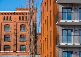 Apartamentowiec - w tle budynek dawnych koszar