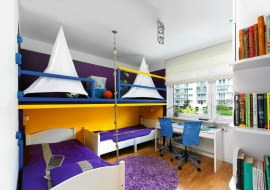 Michał i Maciek mają wreszcie schowki na swoje rzeczy, wygodne kąciki do pracy i spania. W małym pokoju starczyło nawet miejsca na >plac zabaw<, na którym mogą ćwiczyć nie tylko ciało, ale i wyobraźnię. <BR />WNĘTRZA - METAMORFOZY. Antresola to wymarzony kącik do zabawy. Gdy chłopcy podrosną, może stać się miejscem do spania, dzięki czemu pokój na dole stanie się przestronniejszy. Ochronne żagle wprowadzają do wnętrza marynistyczny klimat, a jednocześnie chronią bawiących się na antresoli chłopców przed upadkiem. Roleta rzymska, uszyta z grubego płótna, reguluje dopływ światła słonecznego do wnętrza. Rodzaj tkaniny i kolorystykę dobrano do żagli, które dominują we wnętrzu. Łóżka chłopców zostały z poprzedniego wyposażenia. Odnowiono je tylko - farbą do drewna przemalowano ciemne ramy na biało. Bracia dostali też nową pościel.