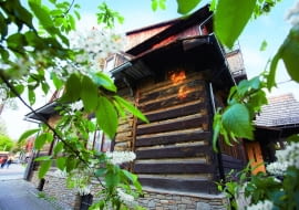 DREWNIANY DOM na solidnej kamiennej podmurówce został zbudowany w 1900 roku. Beata i Wojtek zajmują jego parter.