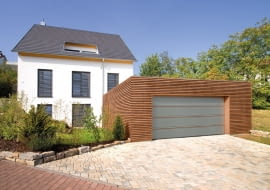 Brama segmentowa z drewnianymi intarsjami