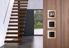 Systemy sterowania światłem, domofonem i innymi instalacjami w domu są ważnym elementem wystroju. Na zdjęciu: rozwiązania firmy JUNG.