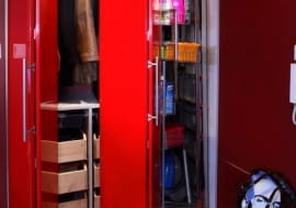 Otwarte drzwi łamane (tzn. składające się z dwóch części połączonych zawiasami) potrzebują o połowę mniej miejsca niż tradycyjne (rozwierane). Są one jednak dość drogie.