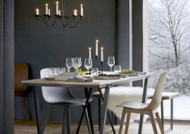 MAŁE JEST PIĘKNE. W specjalnej świątecznej ofercie marki IKEA pojawił się niewielki stół Vassad z blatem w jesionowej okleinie. Zmieści do czterech osób. Praktyczny blat na metalowej bazie do złudzenia przypomina drewno, jest praktyczny, łatwy do utrzymania w czystości. ikea.com/pl