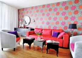 Aranżacje. Mieszkanie jest kobiece, jednak nie przesłodzone. Nowoczesne, ale nie zimne. Mocne odcienie oranżu, czerwieni i różu skontrastowano z szarością, brązem i czernią. Dekoracyjnym motywem przewodnim są tutaj tapety w kwiaty. Mieszkanie jest kobiece, jednak nie przesłodzone. Nowoczesne, ale nie zimne. Mocne odcienie oranżu, czerwieni i różu skontrastowano z szarością, brązem i czernią. Dekoracyjnym motywem przewodnim są tutaj tapety w kwiaty.<BR />Rzucającą się w oczy dekoracją pokoju dziennego jest tapeta w wyraziste kwiaty, naklejona na głównej ścianie. Projektanci zadbali o to, by kolory widoczne na tapecie powtarzały się na pozostałych elementach wyposażenia. W tym celu zmienili nawet obicie kanapy - pokrywająca ją teraz malino-wa tkanina jest przetykaną srebrną nitką.