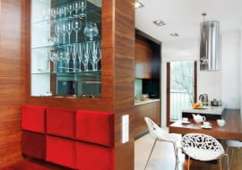 WNETRZA , KUCHNIA , MEBLE - PRZESZKLONA WITRYNA DZIELACA KUCHNIE Z PRZEDPOKOJEM STYLIZACJA EVA MILCZAREK FOT. RADOSLAW WOJNAR PUBLIKACJA CZTERY KATY NR 4 (234) - 4 2011