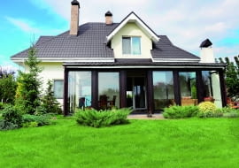 Polskie normy nie są szczególnie rygorystyczne, jeśli chodzi o izolację dźwiękową. Skutki najczęściej odczuwają mieszkańcy domów wielorodzinnych, ale i w jednorodzinnych - jeśli nie znajdują się w cichej okolicy - hałas bywa dużym problemem.