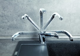 Zależnie od producenta wylewka przechyla się na jedną lub dwie strony bądź do przodu