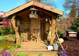 Grube konary mogą być elementem konstrukcji altany; tu podtrzymują dach, nadając całości rustykalny charakter.