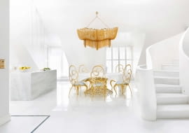 Jadalnia jest wyspą złotego ażuru na marmurowej tafli posadzki. Wokół unikatowego stołu Mondrian Art Form o podstawie ze złoconych metalowych krążków, krzesła Ghirigori (oba modele marki Cantori).