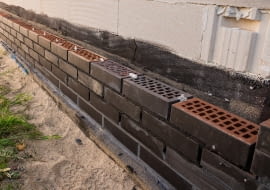 Oprócz funkcji ochronnej cokół jest elementem ozdobnym elewacji, dodatkowo podkreśla styl i architekturę domu