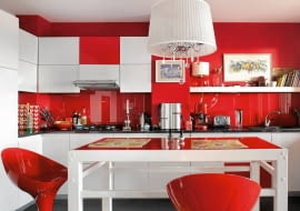 <B>Nie byłam zwolenniczką otwartych kuchni. Nie przekonywały mnie nawet argumenty, że to najprostszy sposób na uzyskanie sporej przestrzeni dziennej w niewielkim mieszkaniu. Moje wątpliwości rozwiały dopiero projekty, w których częściowo oddzielono kuchnię od salonu. Właśnie takie pokazujemy.</B> <BR />PULS DOMU. Życie rodzinne i towarzyskie skupia się tutaj w kuchni, dlatego gospodarze postanowili w żaden sposób jej nie przesłaniać. Wręcz przeciwnie - dzięki wyrazistej aranżacji wyeksponowali wnętrze i nadali mu rangę najważniejszego aneksu w otwartej strefie dziennej. <BR />W kuchni przyciąga wzrok kontrastowe zestawienie dwóch barw. Pomalowane na czerwono ściany zabezpieczono nad blatem roboczym taflą hartowanego szkła. Większość szafek jest biała, tylko gdzieniegdzie wstawiono czerwone fronty, które ożywiają ich jednolitą powierzchnię.