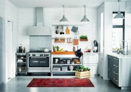 Kuchnia będzie wwygodnym i miłym miejscem, jeśli większość akcesoriów i zapasów znajdzie się w szafkach oraz szufladach, a na blacie zostanie tylko to, co akurat jest potrzebne.