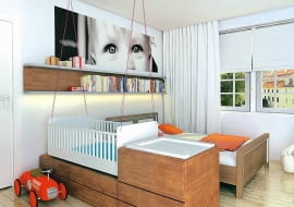 Dekoracje. Przez pierwsze miesiące życia niemowlę na ogół śpi blisko rodziców. Radzimy, jak zaaranżować kącik dla nowego członka rodziny bez straty dla estetyki wnętrza. <BR > Projektant zaproponował współczesny model kołyski. Nie wsparł jej jednak na biegunach, lecz podwiesił na linkach do sufitu. Najlepiej użyć do tego mocnych linek żeglarskich lub alpinistycznych. Zakończone pętlami linki trzeba zawiesić na mocnych hakach wkręconych w sufit. Kołyskę-łóżeczko powinno się zamocować na takiej wysokości, by rodzice nie musieli się nadmiernie schylać.