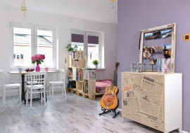 kawalerka, małe wnętrze, salon, meble ze skrzynek