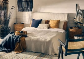 O tej porze roku w sypialni nigdy dość tkanin, więc na pościel połóż narzutę, dodaj kilka dekoracyjnych poduszek, a na koniec narzuć na łóżko koc.