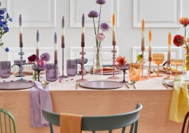 Dobierz kolory kwiatów do barw zastawy i tekstyliów, a stół zaprezentuje się wyjątkowo.