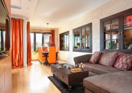 <B> Wydawało się, że upodobania właścicieli różnią się jak ogień i woda. Pani domu kocha ciepłe, klasyczne wnętrza, gospodarz natomiast jest wyznawcą minimalizmu. A jednak udało się pójść na kompromis. Zobaczcie jego efekty. </B><BR /> MIESZKANIE. Wystrój pokoju dziennego nawiązuje do stylu prowansalskiego, który uwielbia gospodyni. Proste meble (stół i stolik kawowy) mają stylistyczny smaczek w postaci toczonych nóżek typowych dla sprzętów z tego regionu. W ścianie, wyłożonej płytkami wapiennymi z Hiszpanii, zrobiono szafki na książki i dekoracyjne drobiazgi. Ich przeszklone fronty przypominają okna prowansalskich domów.