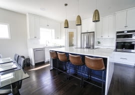 Kuchnie na wymiar czy gotowe meble z salonu?