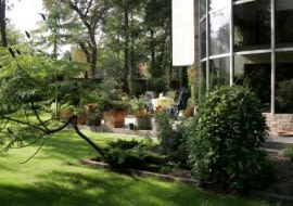 Najważniejszym punktem tego ogrodu jest taras - niski, pozbawiony murków czy barierek. Zieleń przenika się tu z architekturą.