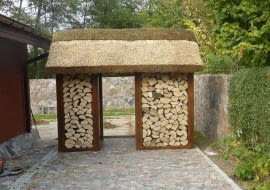 Drewutnia jako wejście do ogrodu