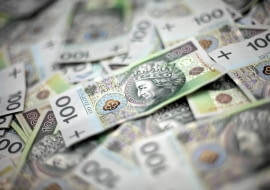 21.01.2011 WARSZAWA , BANKNOTY STUZLOTOWE . FOT. FRANCISZEK MAZUR / AGENCJA GAZETA SLOWA KLUCZOWE: PIENIADZE PLN BANKNOT BANKNOTY FINANSE KASA FORSA FORTUNA STO ZLOTYCH PIENIADZ BOGACTWO POLSKI NOWY ZLOTY STOCKOWE