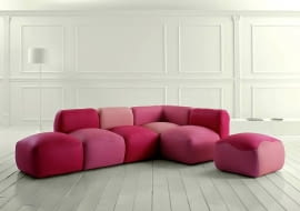 Wygoda jest trendy. Zagłówki przy kanapach dające wygodne podparcie głowie, regulowane oparcia dostosowane do wzrostu odpoczywającej osoby oraz mnóstwo szezlongów, foteli z podnóżkami, czyli mebli do siedzenia, na których można się także ułożyć w pozycji półleżącej albo i leżącej. Jak pokazują ostatnie targi Salone del Mobile w Mediolanie i Międzynarodowe Targi Mebli w Wyposażenia Wnętrz w Kolonii, najnowszym wzornictwem rządzi ergonomia. Modułowa kanapa, firma Valdichienti